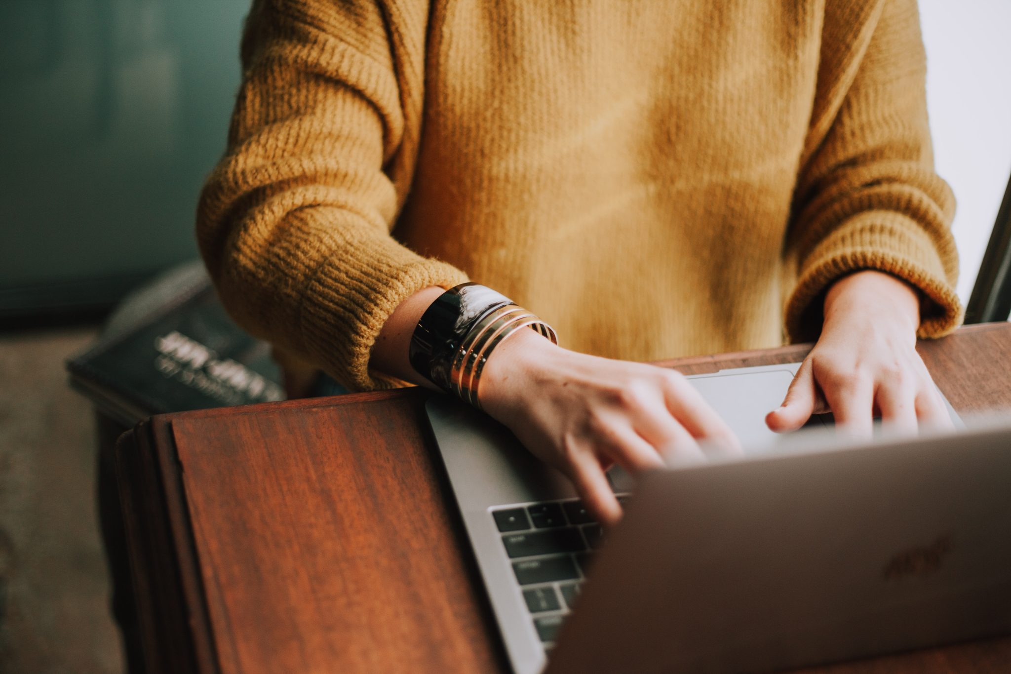 girl on computer looking for help with patronato or CAF