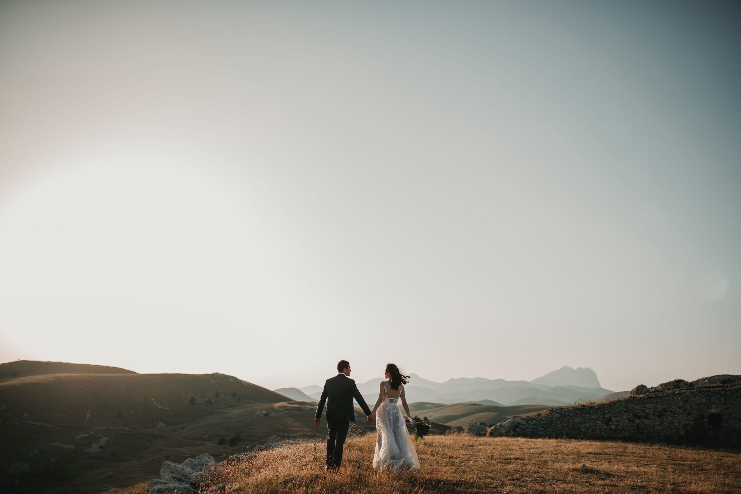 getting married in italy couple in gran sasso park