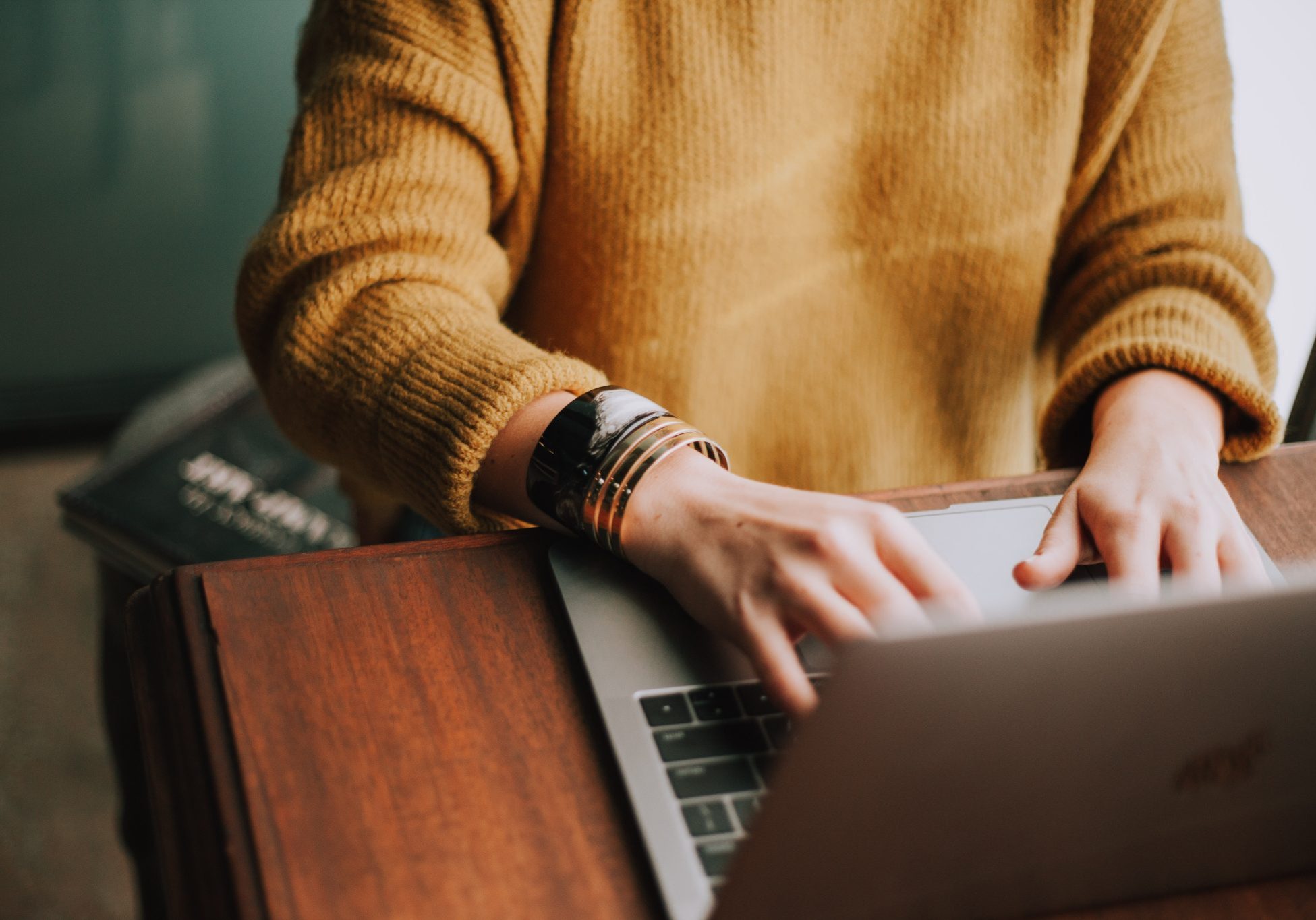 girl on computer looking for help with patronato or CAF
