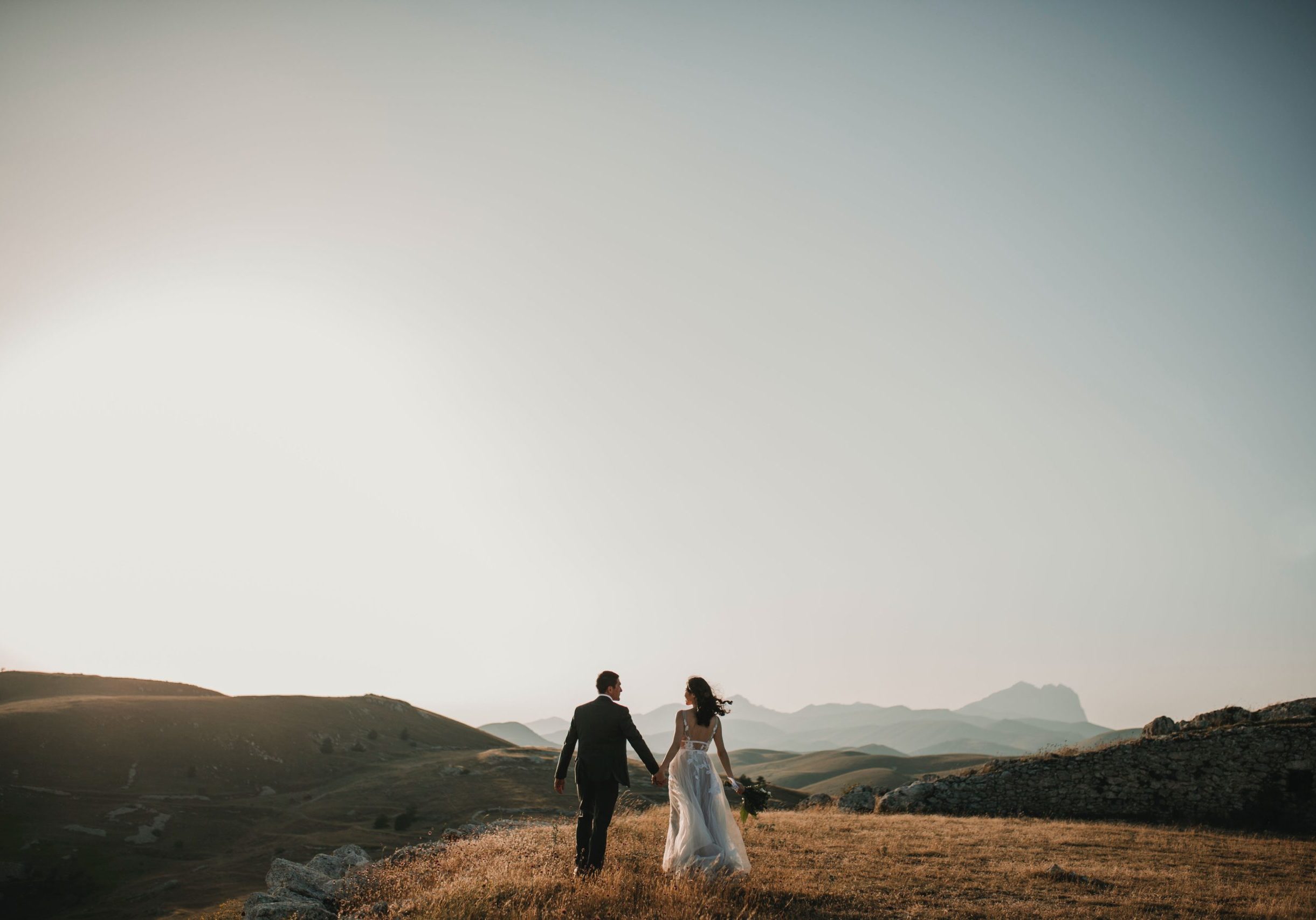 getting married in italy couple in gran sasso park