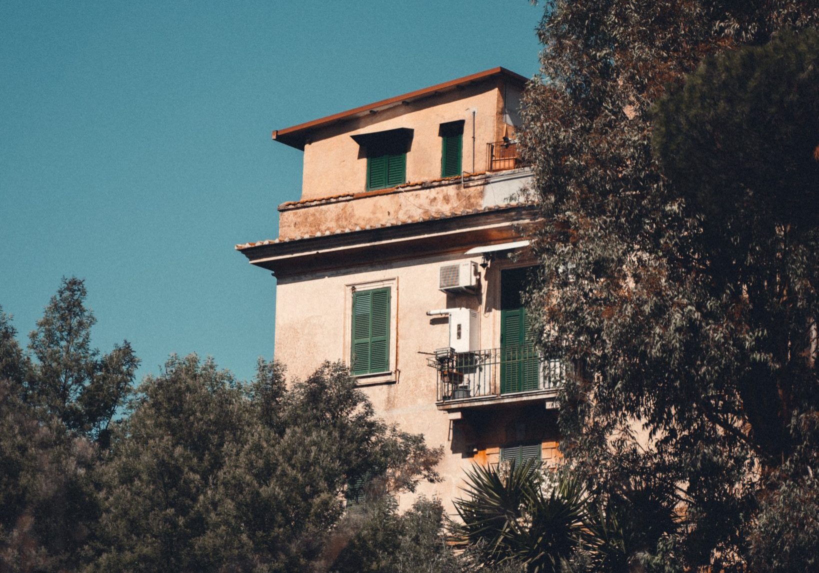apartment In rome looking from outside, can I live in italy if I buy a house