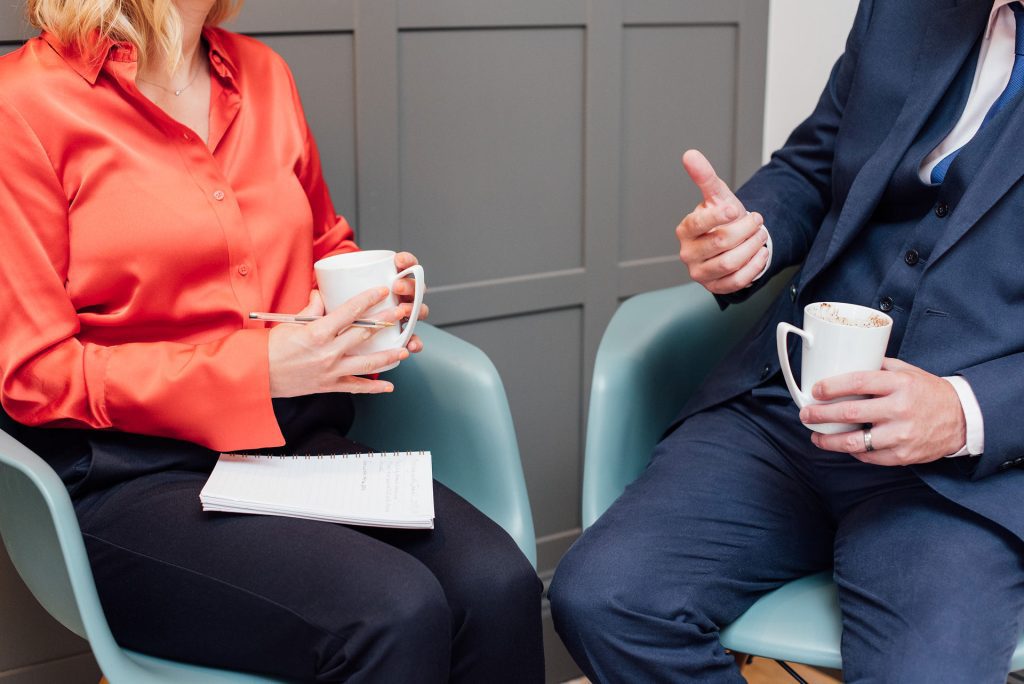 2 people having a meeting